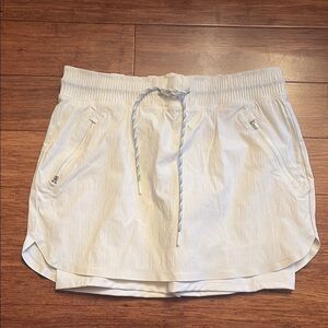 Athleta White Skort with Pockets - size 4 - full shorts with pockets